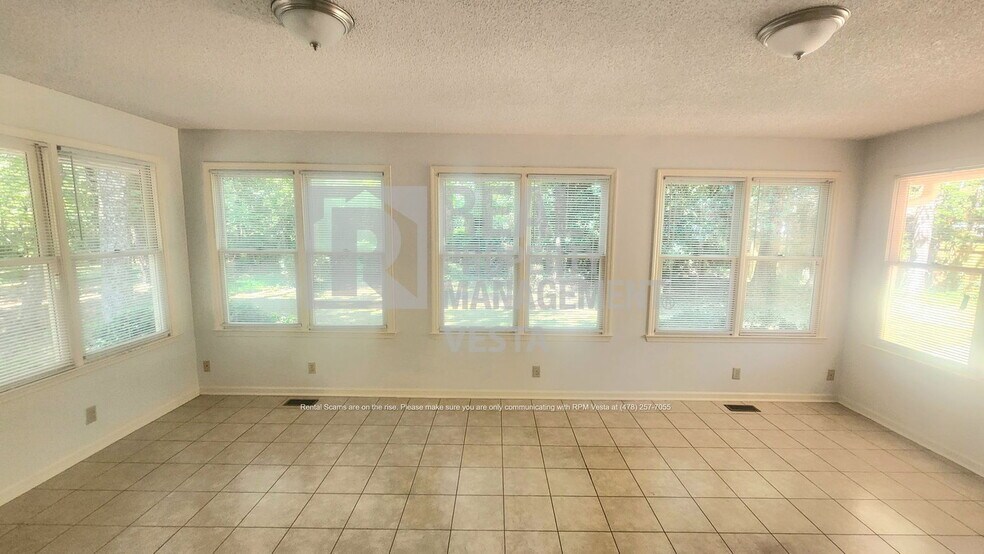 Building Photo - 553 Beauregard Dr