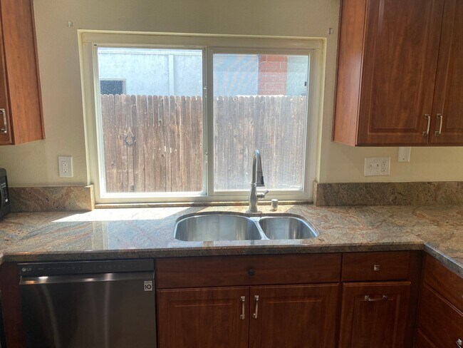 Building Photo - 3 Bedroom Home - Centrally Located with So...