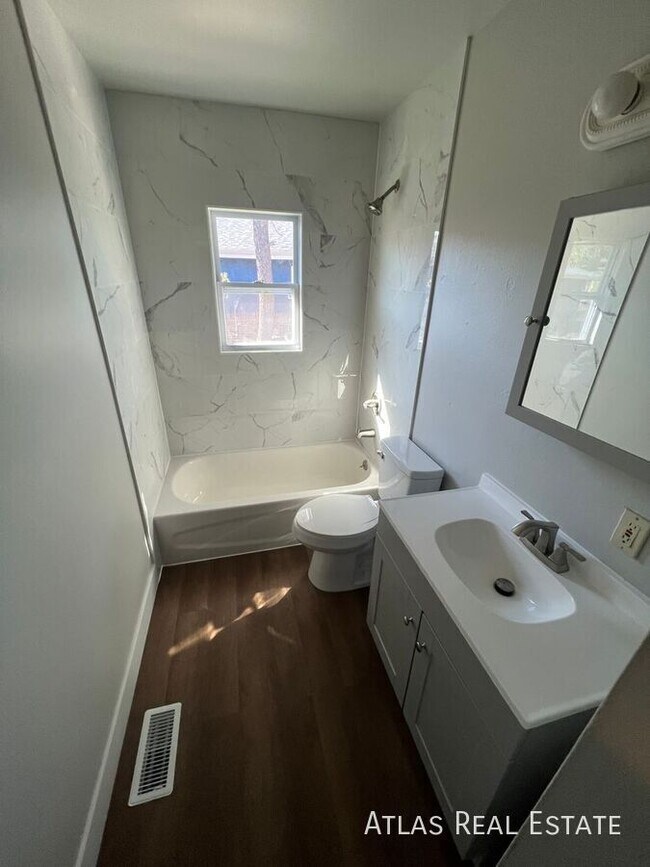 Building Photo - 2509 Wood Ave