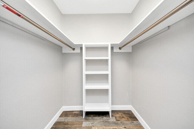 Building Photo - 2224 S Piney Point Rd