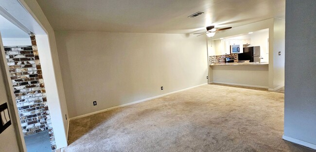 Building Photo - 2-Bedroom, 1.5-Bath Townhome in Fairway Vi...