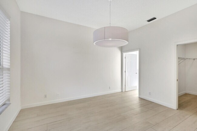 Building Photo - 1898 Capeside Cir