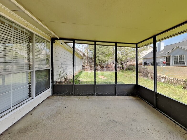 Building Photo - 2880 Camelot Woods Dr