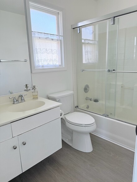 Bedroom 2 en suite bathroom - 631 S Glassell St