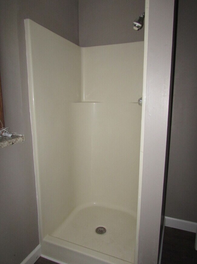Building Photo - 3 Bedroom House Close to FLW -  New LVP Flooring May 2024!