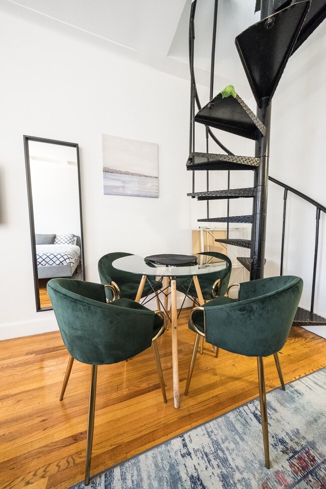 Building Photo - 324 E 75th St