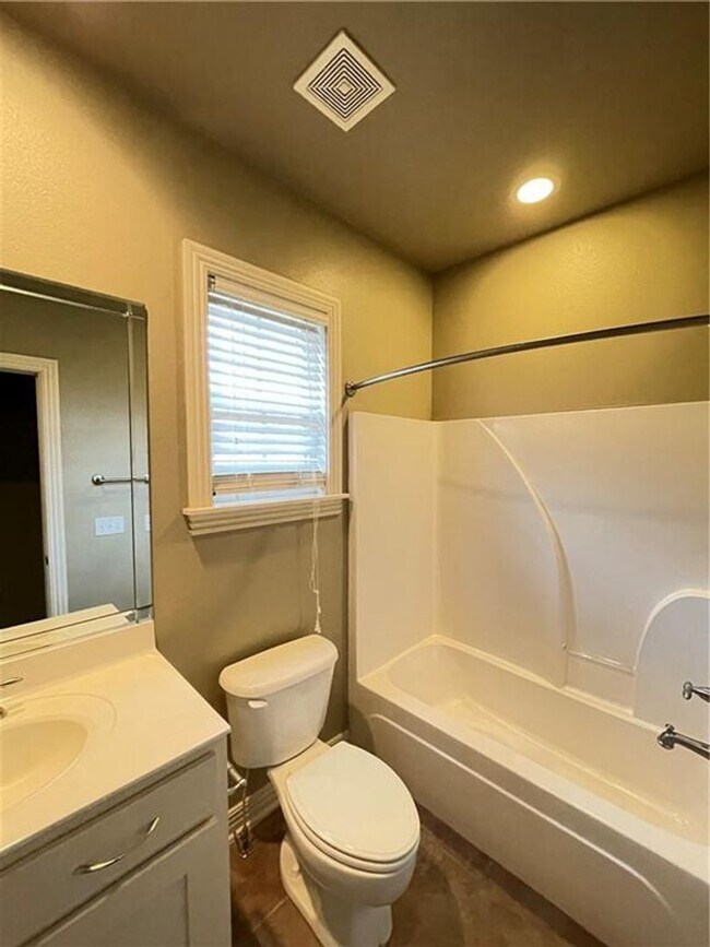 Building Photo - Large 4 bedroom home in established neighborhood