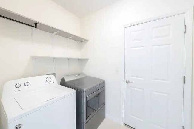 Building Photo - 2220 NE 5th Ave