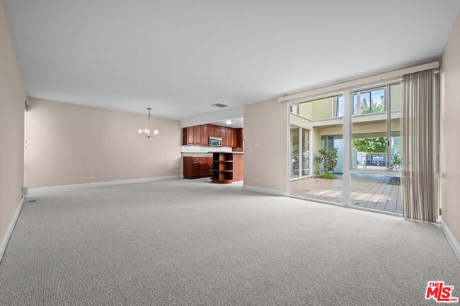 Building Photo - 4118 Del Mar Ave