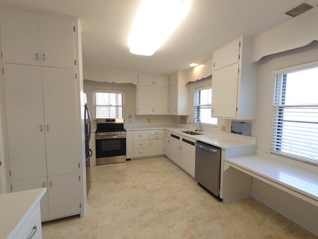 Building Photo - 3222 E Hampshire St