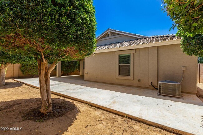 Building Photo - 17556 W Bloomfield Rd