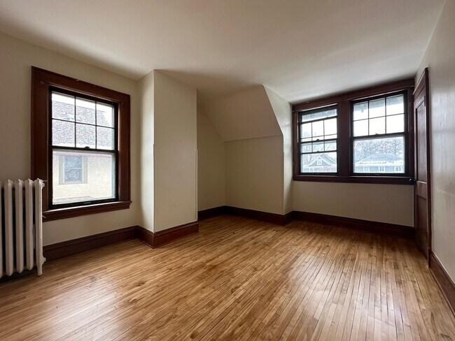 Building Photo - Charming 6 Bedroom Home in St.Paul!