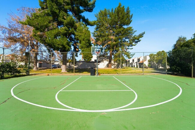 Building Photo - Beautiful 3-Bedroom Townhome in Northern Manor West