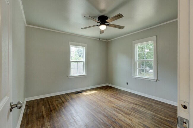 Building Photo - Remodeled 2/1