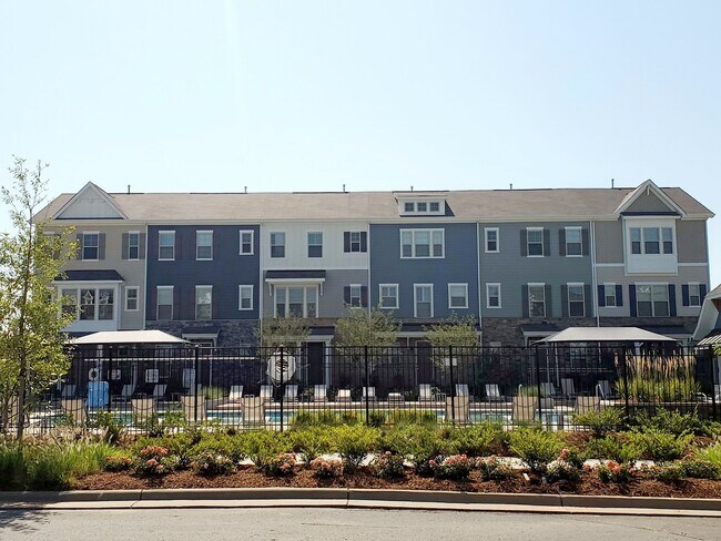 Building Photo - 2 bedroom town home next to Light Rail off...