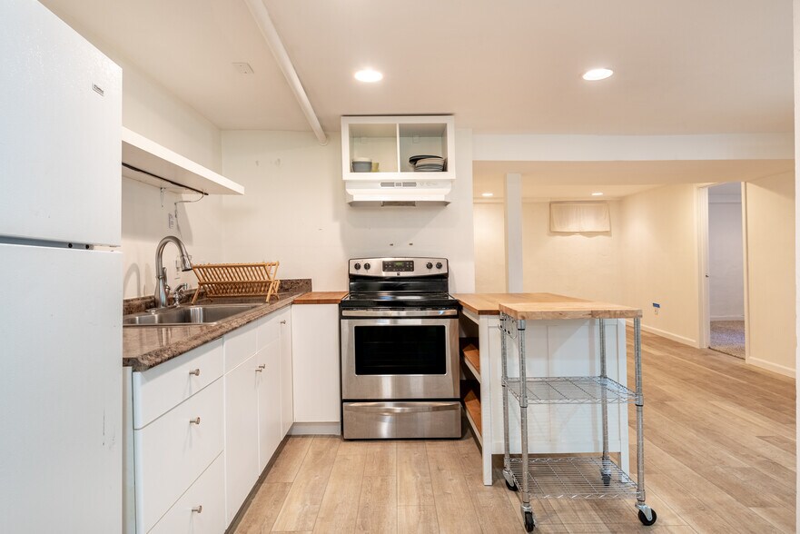 Building Photo - 2306 SE Caruthers St