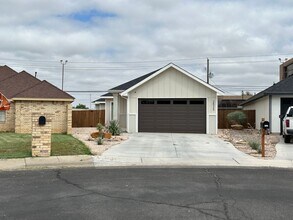 Building Photo - Stunning Modern Home Built in 2023!