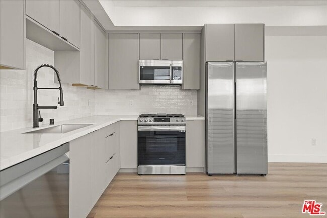 Building Photo - 910 N Hudson Ave