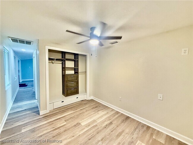 Building Photo - 403 Lake Lotela Dr
