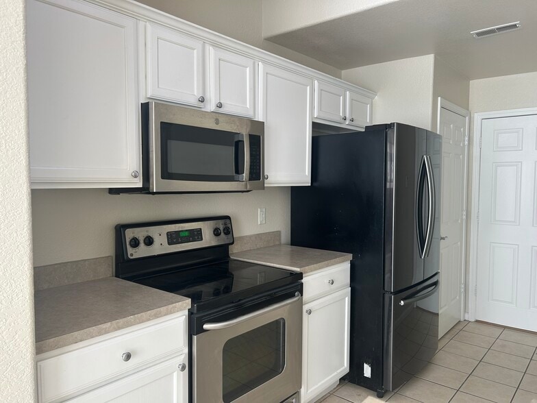 Building Photo - 1405 Legends Court