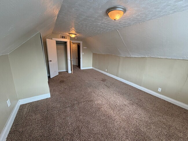 Building Photo - 1490 Indianola Ave