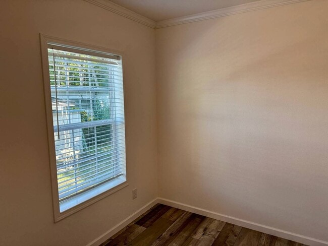 Building Photo - 843 E Colonial Cir