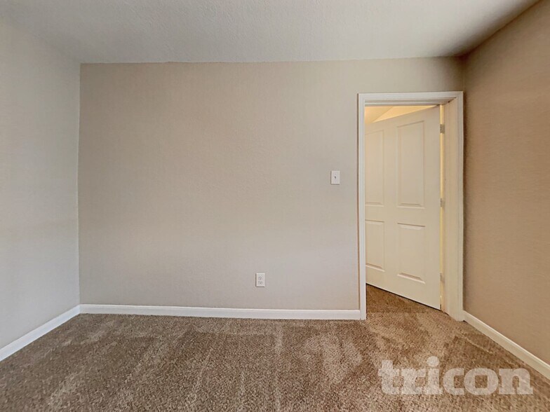 Building Photo - 1819 Mobeetie Tr