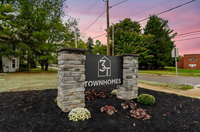 Building Photo - 382 N Franklin St