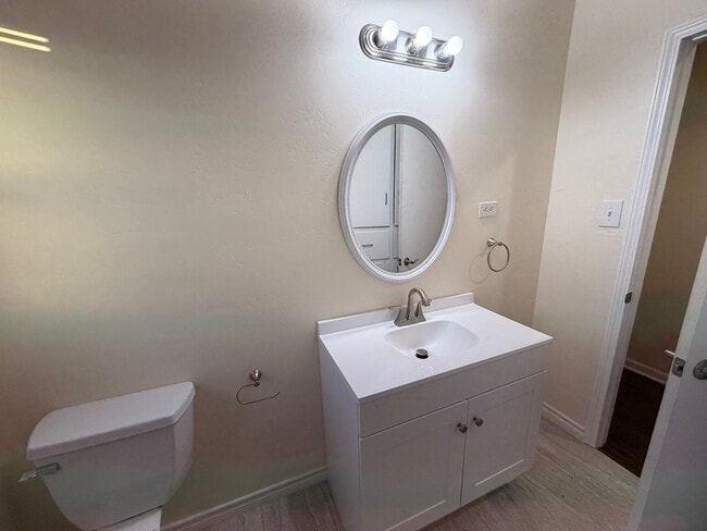 Building Photo - Great older home!