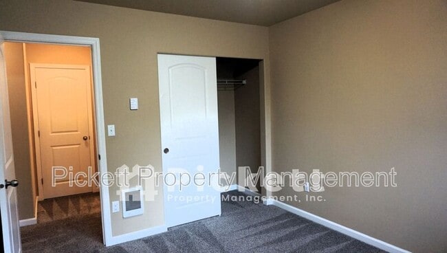 Building Photo - 821 SE Kinsley Ln