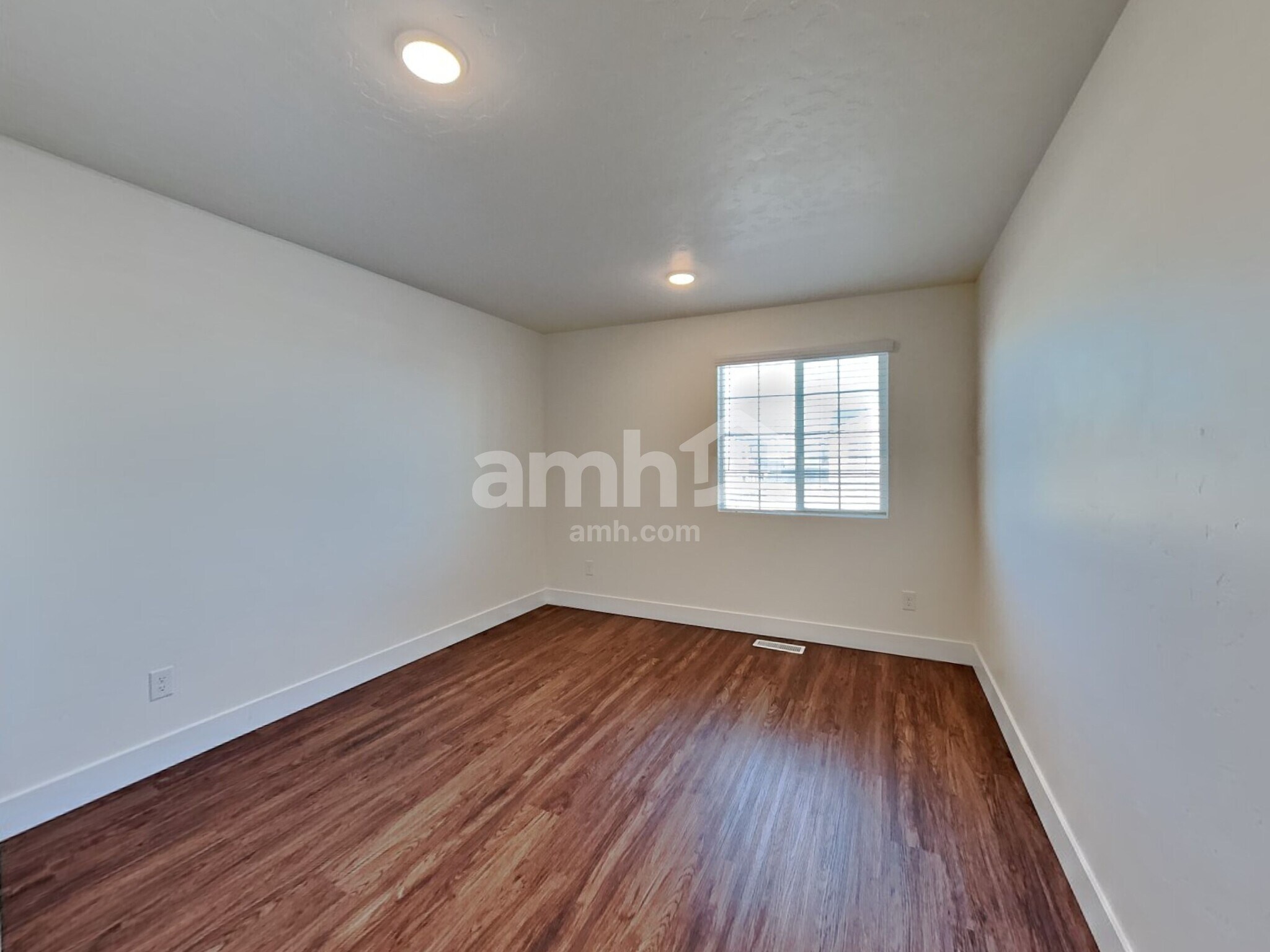 Building Photo - 1029 N Barkvine Ave