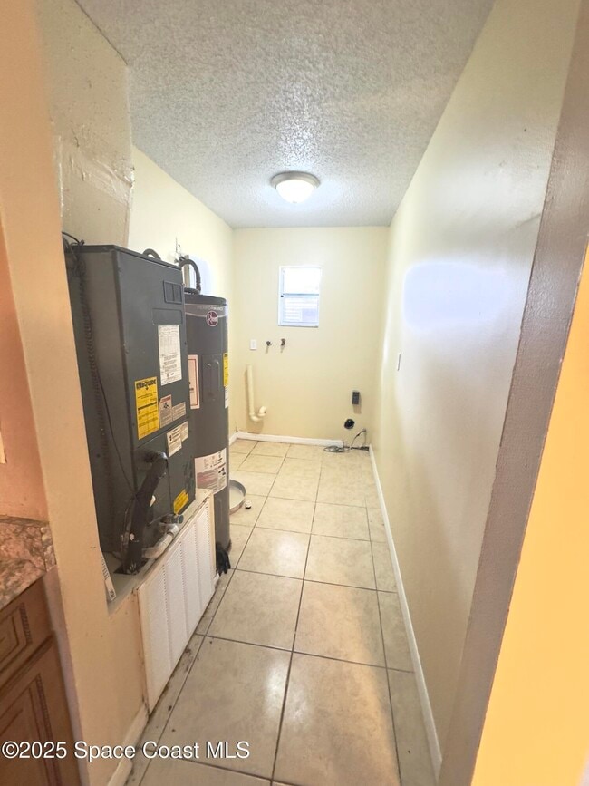 Building Photo - 2466 Uranus Dr