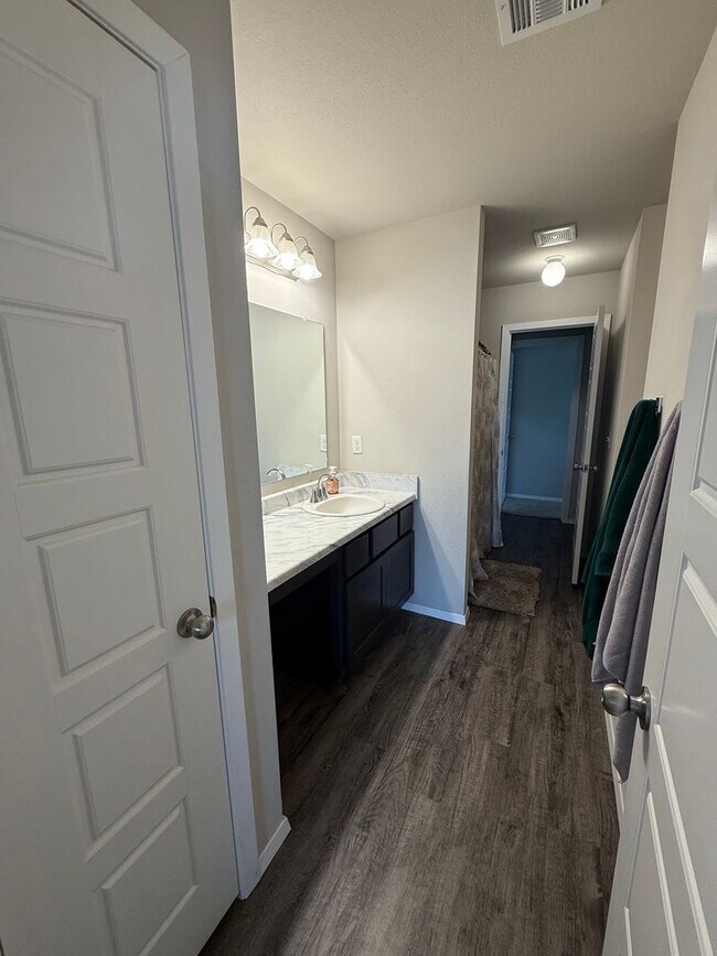 Building Photo - Charming 4 bedroom, 2 bath house located B...