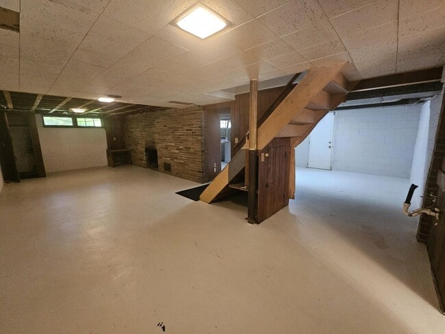 Building Photo - Spacious 5-Bedroom 2.5 Bath Home