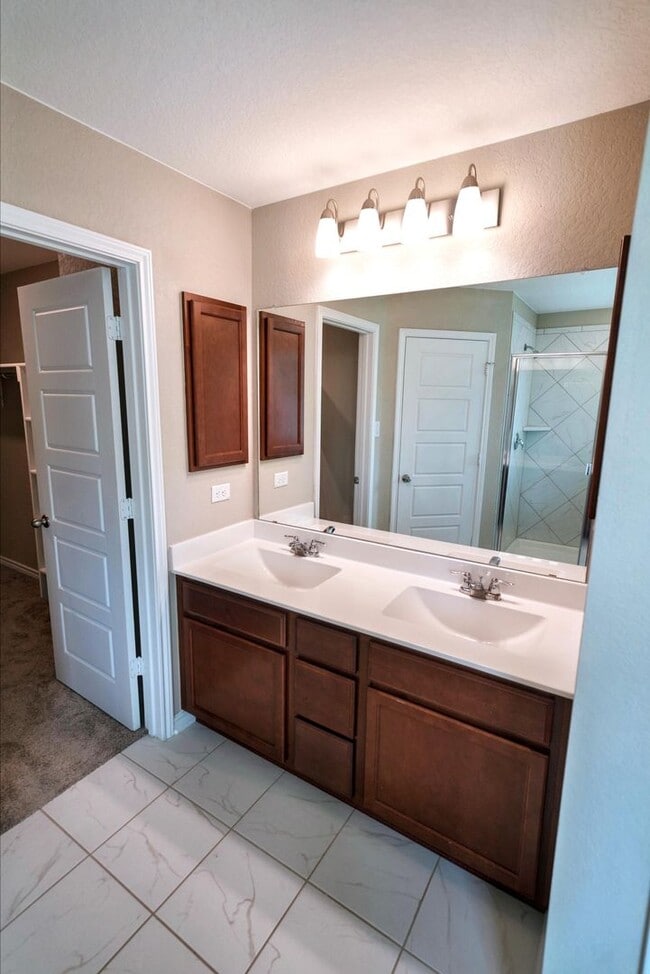 Building Photo - Beautiful 3-Bedroom Home with Flex Space in Universal City - Realtor Commission: $600