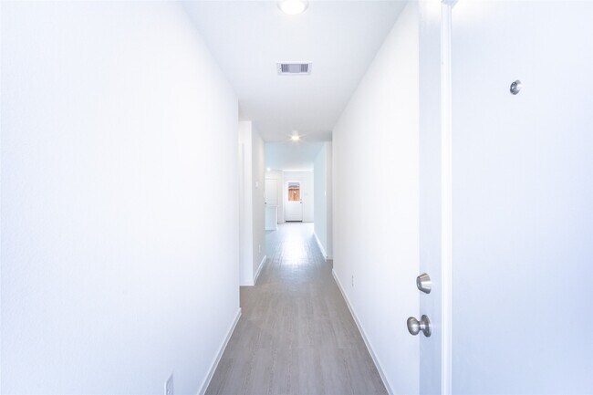 Building Photo - 15724 Plum Brk Dr