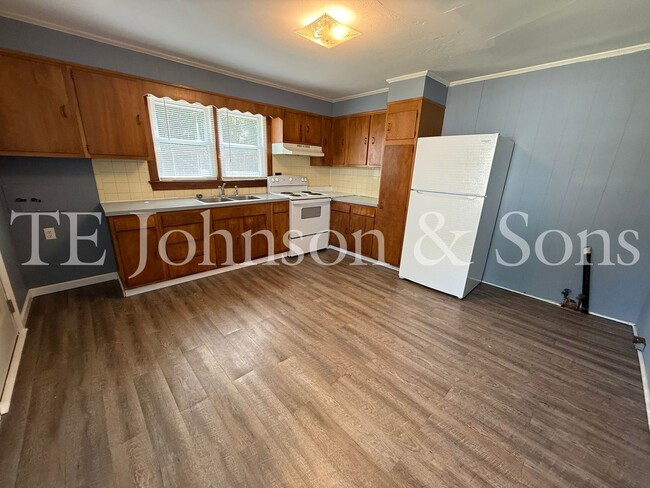 Building Photo - One Bedroom Bungalow