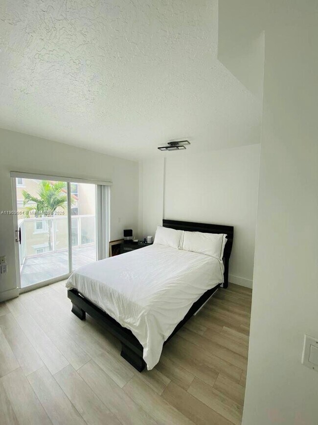 Building Photo - 1528 Brickell Ave