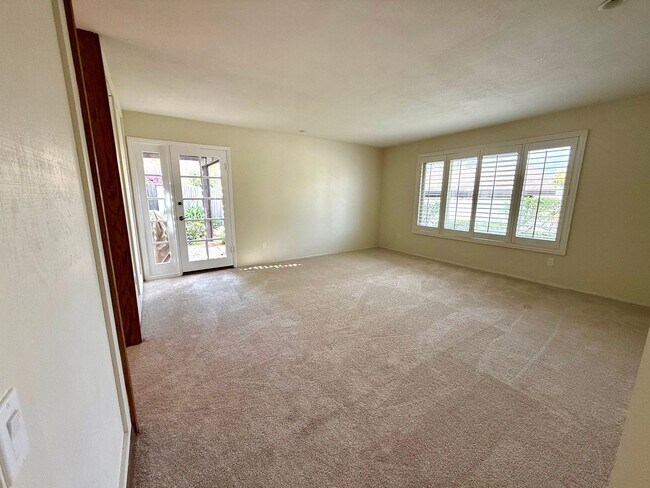 Building Photo - 3 Bedroom Home (PLUS OFFICE SPACE!!) in De...