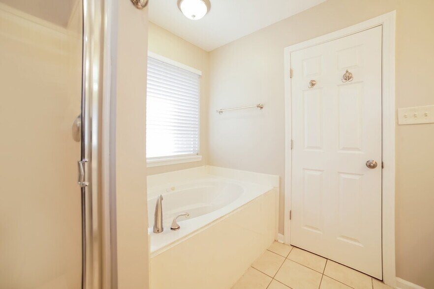 Building Photo - 4882 Graham Lake Dr