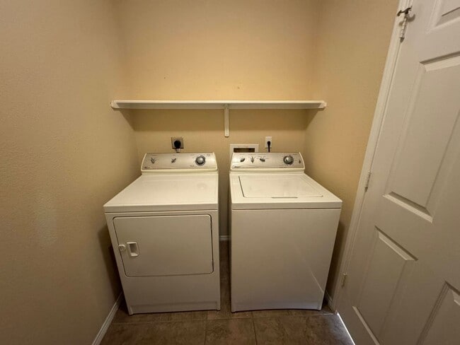 Building Photo - 107 W Gemini Ln