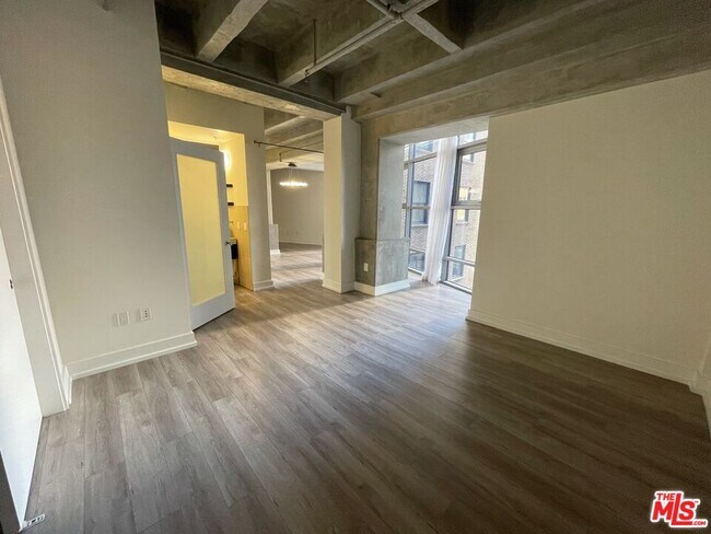 Building Photo - 727 W 7th St