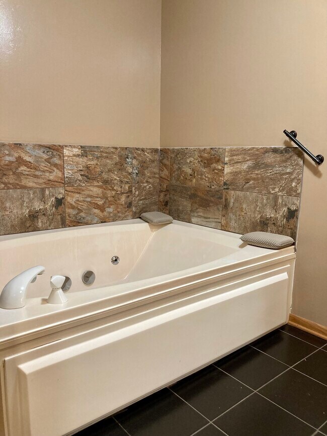 jacuzzi for 2 people - 6337 Roosevelt Rd