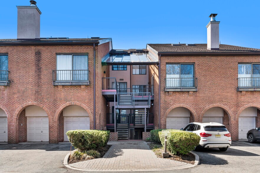3 Whitman Court - 3 Whitman Ct