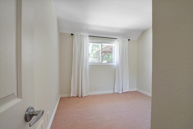 Building Photo - 1405 Calle Avellano