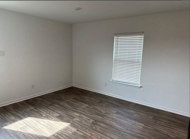 Building Photo - "Charming 3-Bed Oasis with Granite Touches...