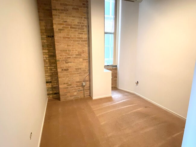 Building Photo - 1500 W Monroe St