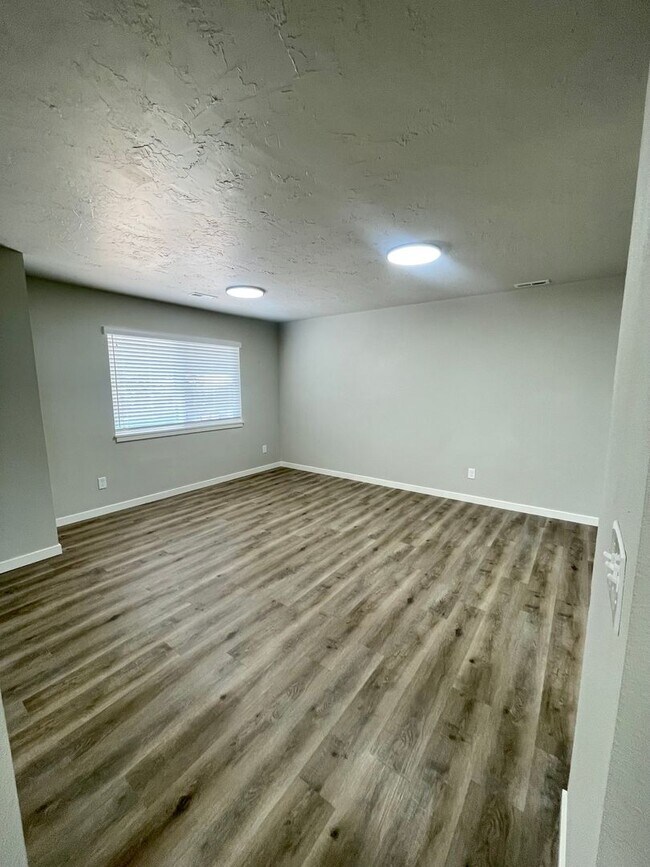 Building Photo - 1011 De La Vista Ln