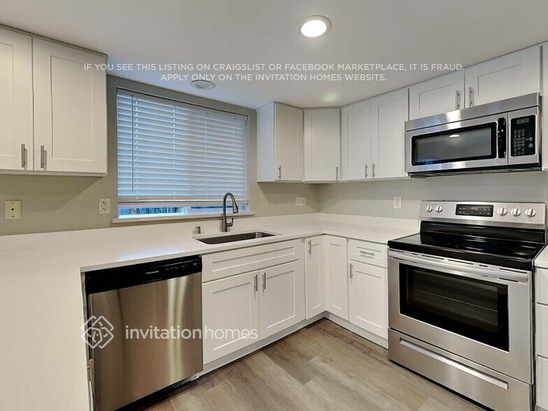 Building Photo - 5443 Komachin Loop SE