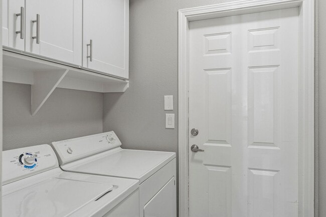 Building Photo - Fully Furnished Single Level Condo Resort LIving